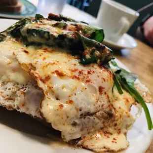 Side view of eggs Benedict Florentine style