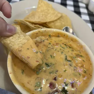 Alligator Queso & Chips