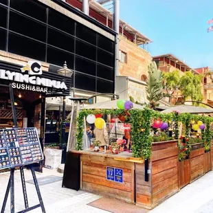That outdoor patio glow .. Come join us on the patio for fresh oysters, sushi rolls, and a drink