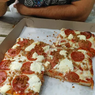 Sicilian, Sausage, Pepperoni, Ricotta. Medium size 6 huge pieces, crunchy crust. Love this pizza and friendly staff.