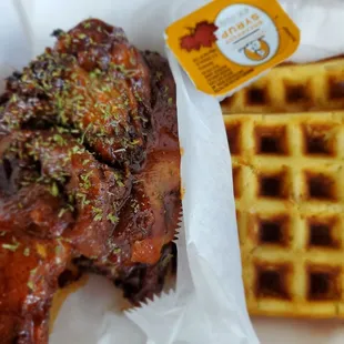 Jerk hen and waffles