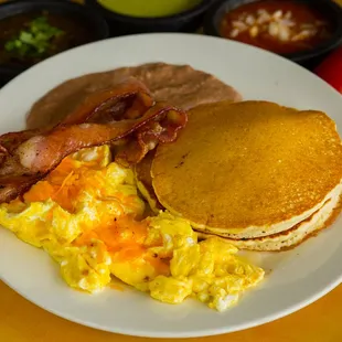 a plate of breakfast foods