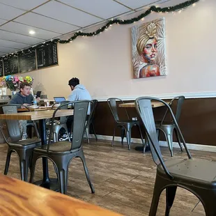 Great place, mellow music, quiet happy vibe, lots of food choices. Fast service, nice to eat here.