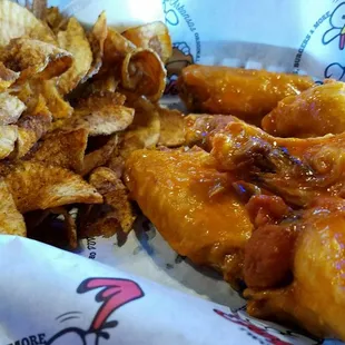6 traditional wings #49 Spicy Garlic Parm and Fresh Potato Chips