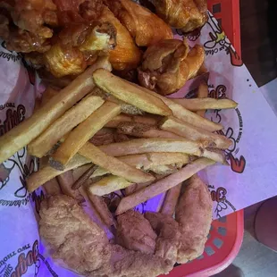 Chicken tenders and tradional wings combo w fries