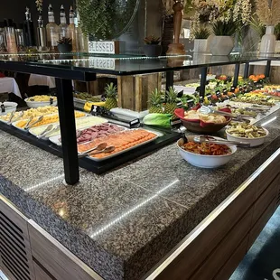 Spread / salad bar