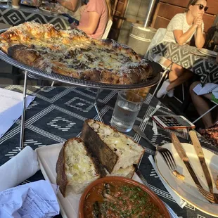 Mushroom (feeds 2-3) pizza Meatballs