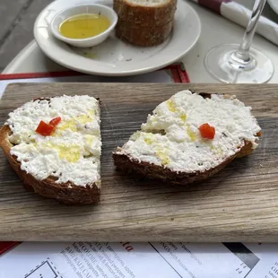 Burrata Crostini