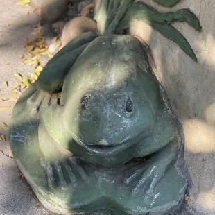 One of their many statues, I love frogs!