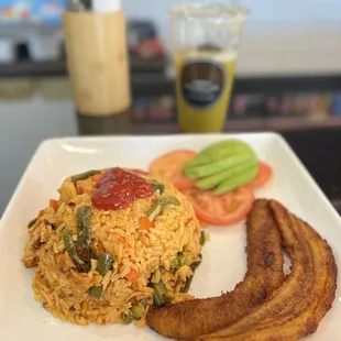 Arroz con pollo tajadas maduras con aguacate