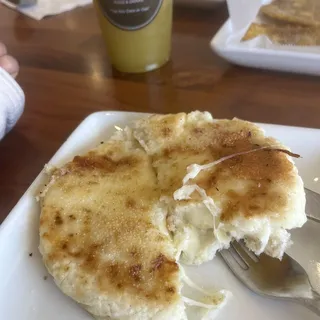 3. Arepa con Queso