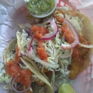 Tacos de pescado feliz miércoles raza