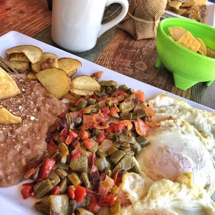 Nopales a la mexicana con jamón, acompañado de huevos y frijoles refritos, delishhh
