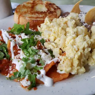 Chilaquiles con huevo revuelto