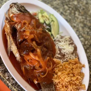 Pescado a la diabla 
(Fried fish in chipotle sauce)