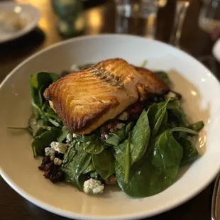 Spinach salad : Organic baby spinach, honey glazed walnut, gorgonzola cheese, cranberry, red onions and balsamic dressing with Salmon