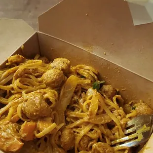 House Curry noodle with Vegan Popcorn chik&apos;n