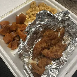 Fish and shrimp with yams and Mac and cheese