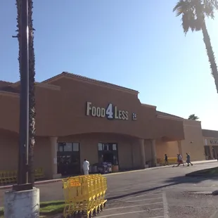 the front of a food 4 less store