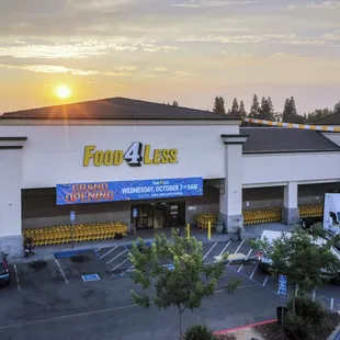 the outside of a grocery store