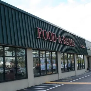 ows the outside of a grocery store