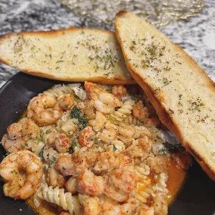 Longostino &amp; Spinach Fusilli in White Wine Cream sauce &amp; garlic bread