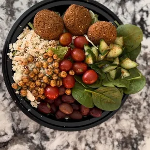 mediterranean salad with falafel