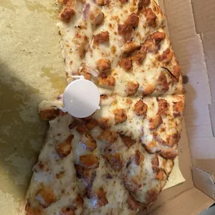 Garlic chicken pizza, no mushrooms