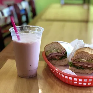 My lunch Italian Sandwich and Fresas con Crema Agua Fresca only $ 4.99