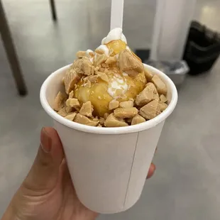 Frozen yogurt with almonds and honey