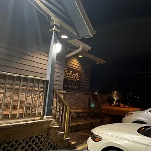 the outside of a restaurant