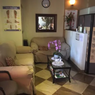 The waiting area and the list of prices