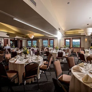 Whether celebrating a special occasion with family and friends or hosting a corporate event, Footprints Restaurant at Fossil Trace.