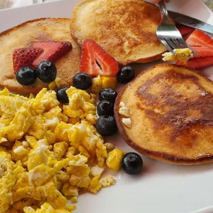 Check out the horribly over cooked eggs. Oh, and these small pancakes are the $7 short stack