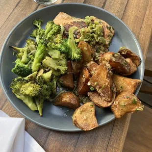 Grilled Salmon, Potato&apos;s, Broccoli
