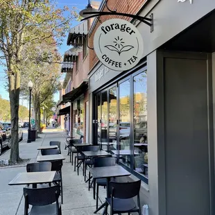 the outside of a coffee shop