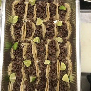 Charolas de mini tacos de asada. Aproveche su  taco tusday