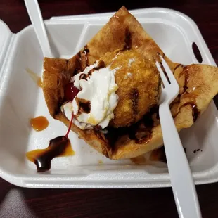 Their deep fried ice cream is amazing! Hit the spot for my sweet tooth