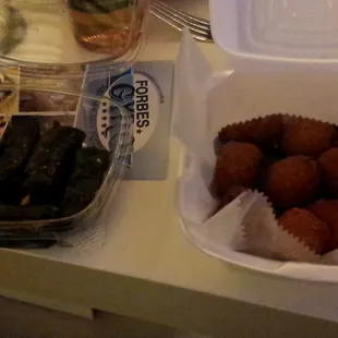 Stuffed grape leaves, very fresh. Fried mushrooms, tasty with mariana sauce.