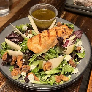 Forbes Tavern Salad w/Salmon
