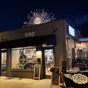 Ford&apos;s BBQ is the perfect spot to grab dinner &amp; enjoy Tucker&apos;s July 4th Celebration!