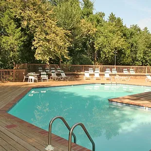 The tranquil Forest Pointe pool