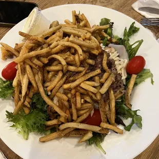 Steak salad under the fries
