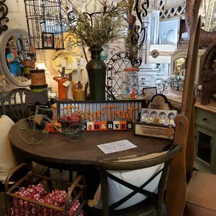 Fall is upon us! Come check out this fab table and chairs