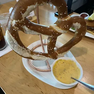 Danglin Pretzel