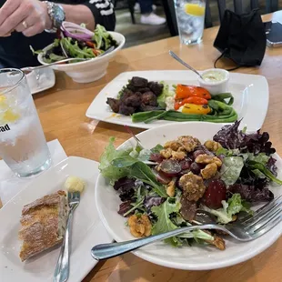 House salad, black and bleu tips