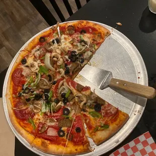 Deluxe loaded pizza