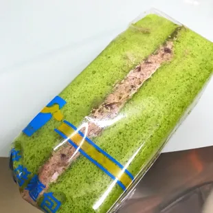 Green tea sponge with red bean filling