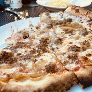 Salsiccia e Cipolla $18.00 Tomato sauce, Italian sausage, caramelized onion, mozzarella