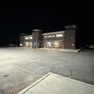 Desolate 76 station.